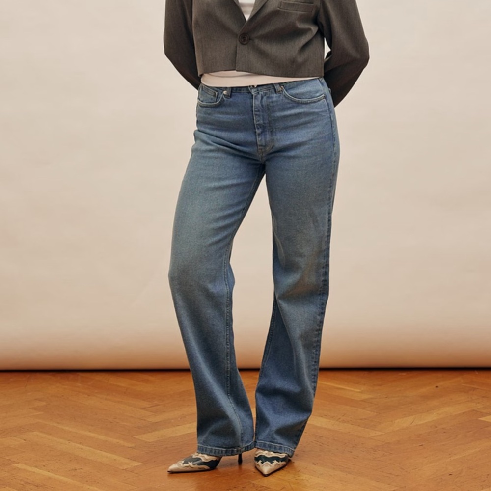 Djerf Avenue Straight Jeans in Mid Blue
